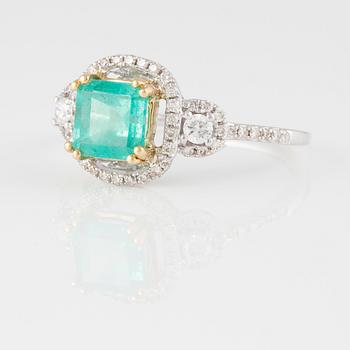 RING, 18K vitguld med briljantslipade diamanter ca 0.30 ct samt smaragdslipad smaragd ca 1.15 ct. Vikt 3,1 gram.