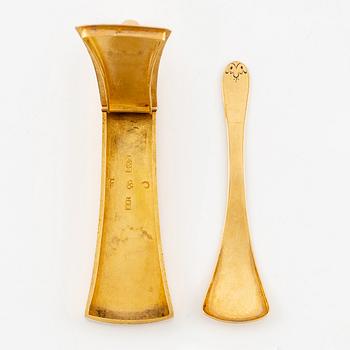 A Swedish 18K gold case, Erik Ytterbom, Stockholm 1810 and a 18K gold spatula, Gustaf Möllenborg, Stockholm 1866.