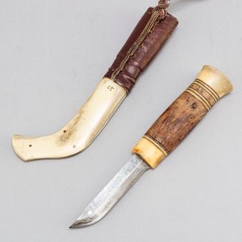 Two reindeer horn knives by Lars Kuhmunen och Kjell Fjällborg.