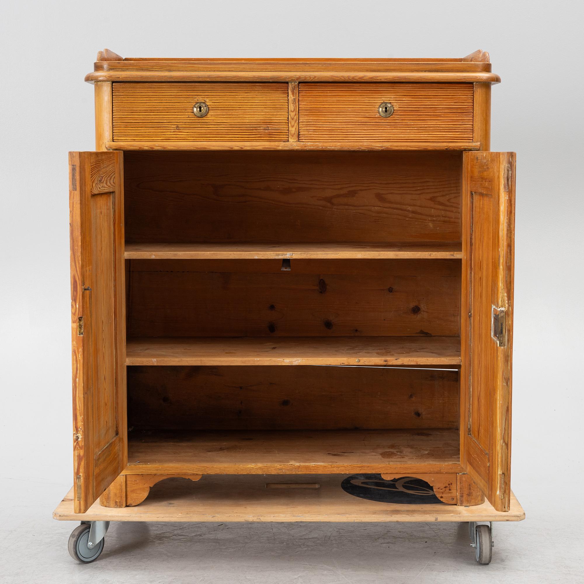 A pine cupboard, first part 19th century.