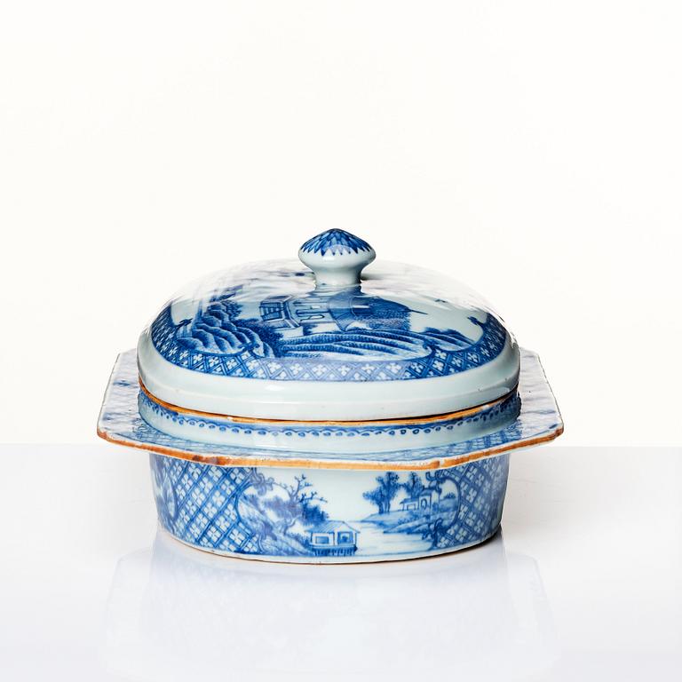 A blue and white vegetable tureen with cover, Qing dynasty, Qianlong (1736-95).
