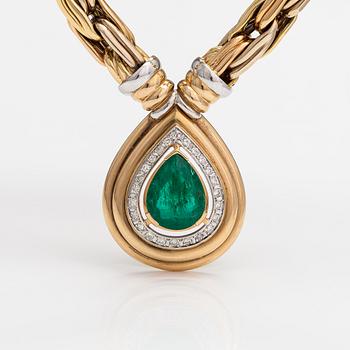 An 18K gold necklace with an emerald and brilliant-cut diamonds ca. 0.48 ct in total. Erkki Nupponen, Helsinki 1995.