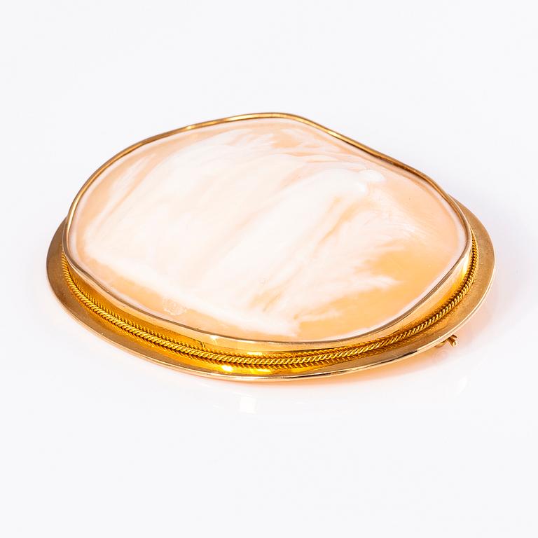 EVA GYLDÉN, An 18K gold and cameo brooch. Setting by Suomen Kultasepät, Turku, Finland 1935.
