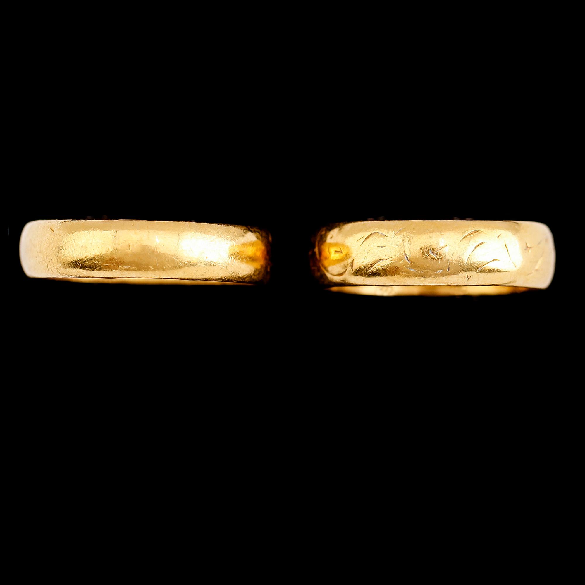 RINGAR, 2 st, 23 k guld. Total vikt ca 11 g.