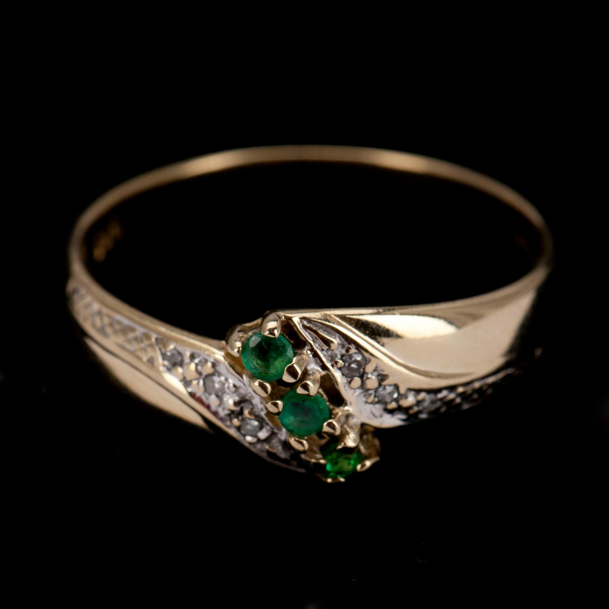 RING, guld 14K, 6 pientä timanttia, 3 pientä smaragdia. Suomalaiset leimat 1996. Vikt tot. 2,5 g.