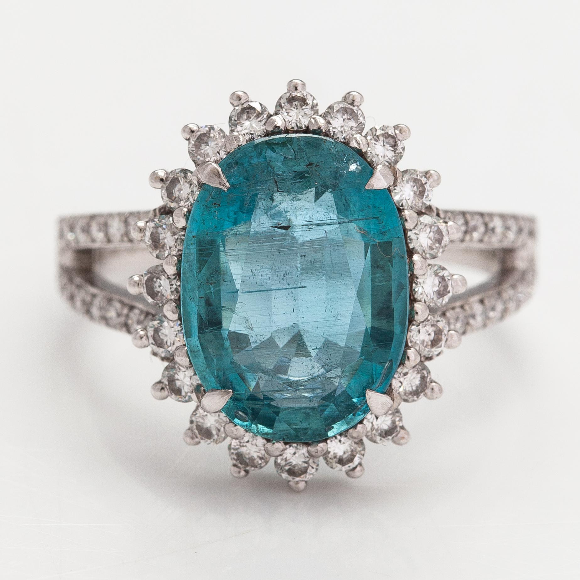 A 14K white gold ring with a ca 3.35 ct emerald and diamonds ca. 0.69 ct in total. IGI certificate.