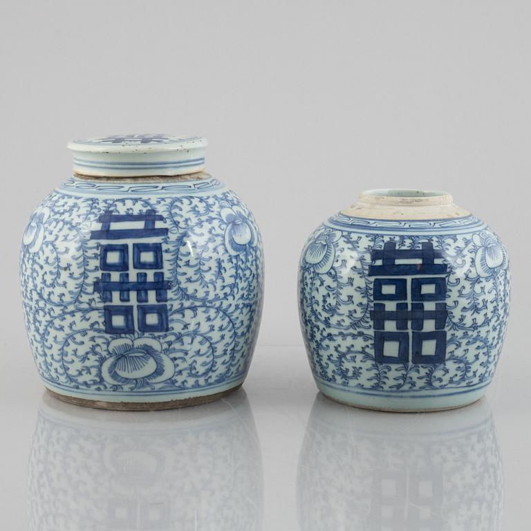 Bojaner, a pair, similar, porcelain. China, Qing, circa 1900.
