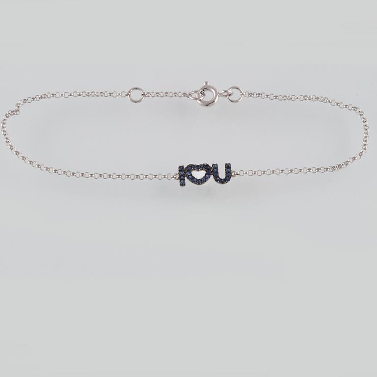 ARMBAND, 18K vitguld med fasettslipade blå safirer. Vikt 1,1 gram.
