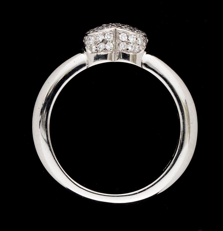 RING, vitguld med diamanter.