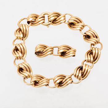 An 18K gold bracelet.