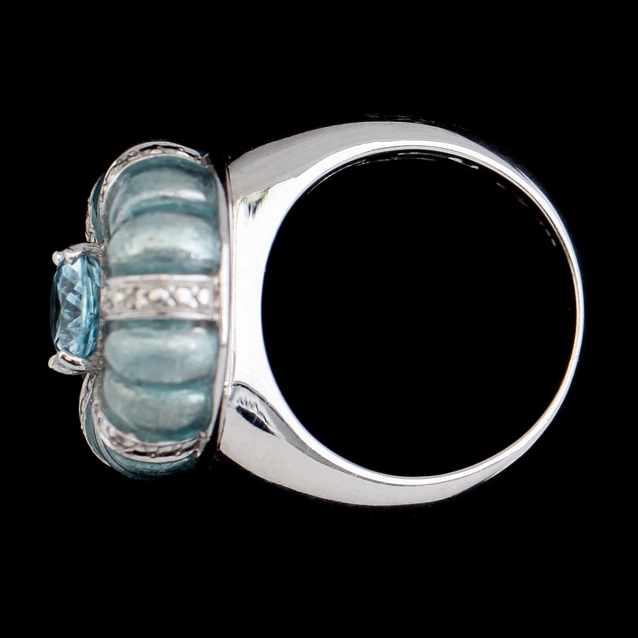 RING, vitguldspläterat sterlingsilver, ljusblå topas ca 2.00 ct, ljusblå emalj samt mindre diamanter tot ca 0.08 ct.