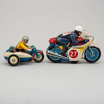 LEKSAKSMOTORCYKLAR, 2 stycken, plåt, Japan samt Kina, 1960-tal.