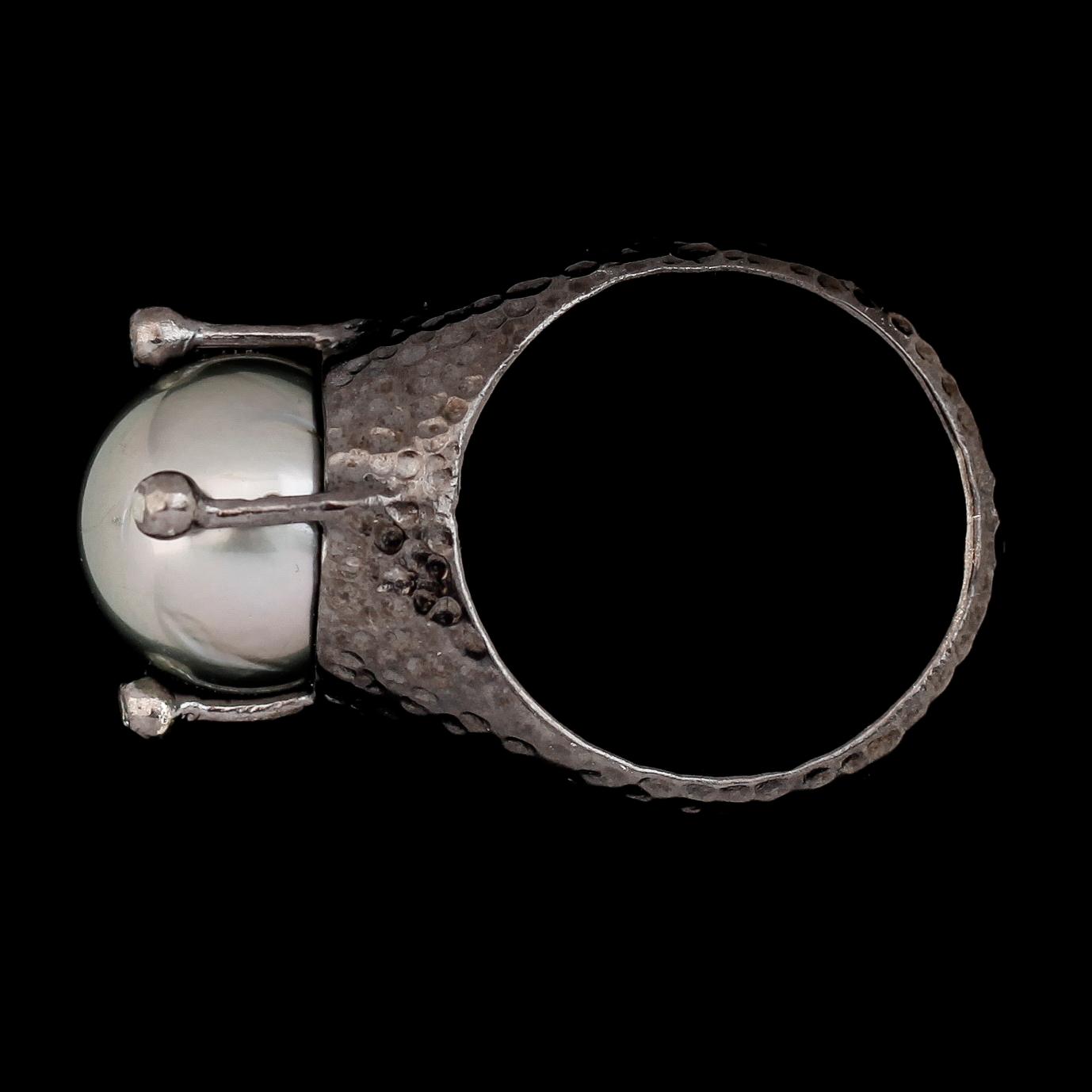 RING, svärtat/rhodierat silver, thaitipärla samt diamanter.