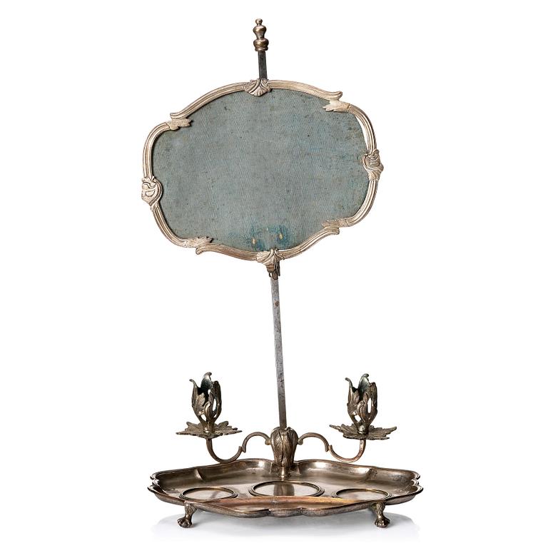 Kungligt skrivställ, för två ljus, argent haché, av Anders Högberg, Stockholm (stämplade 1768). Rokoko.