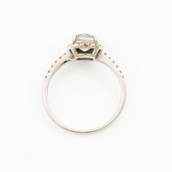 Ring, 18K vitguld med blå topas och briljantslipade diamanter.
