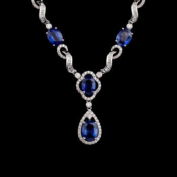 COLLIER, 18K vitguld, diamanter tot ca 1.49 ct, kyaniter tot ca 13.86 ct. Vikt ca 20 g.