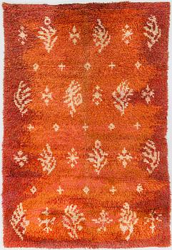 Toini Kallio, A Finnish long pile rug made by Toini Kallio. Circa 167x112 cm.