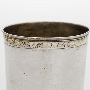 Bägare, silver, mästarstämpel OWL, 1700-talets mitt, gravyr daterad  1760. Oidentifierad mästare.