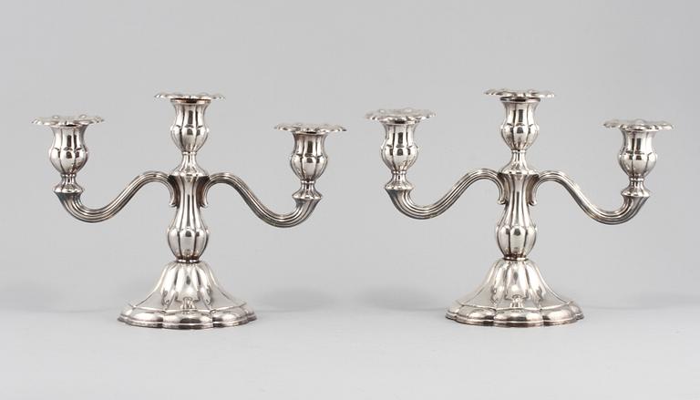 KANDELABRAR, ett par, silver, svenska importstämplar, 1900-talets första hälft. Total vikt 1160 g.