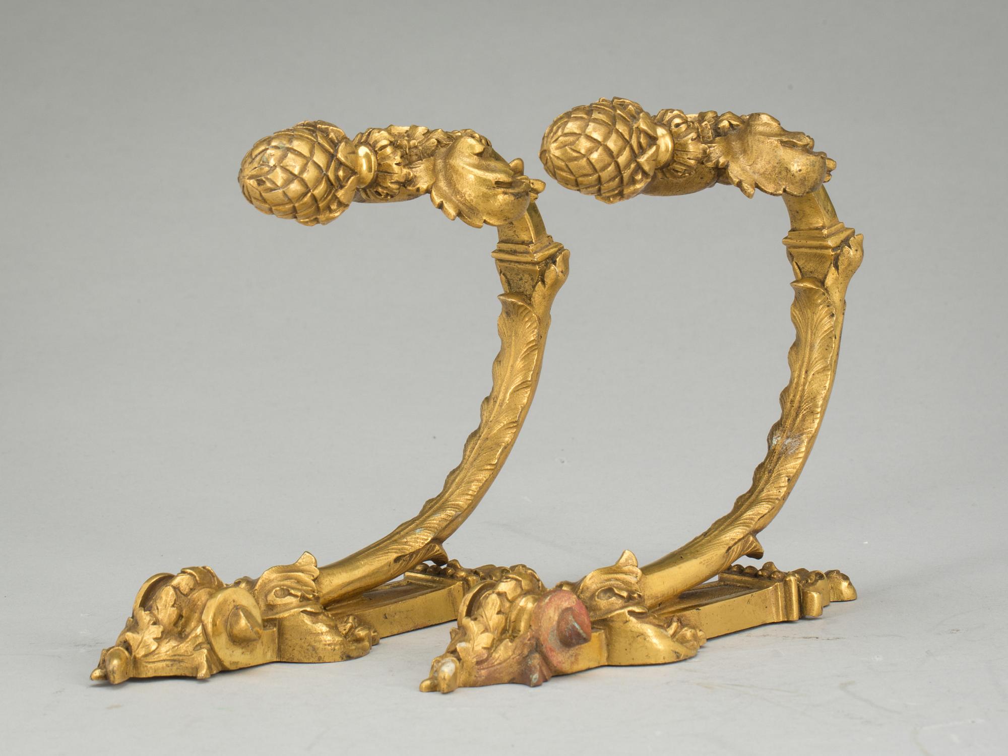 GARDINOMTAG, förgylld metall, Frankrike, 1900-talets första hälft.