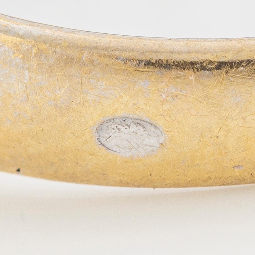 Ring 18K gold with round brilliant-cut diamonds.