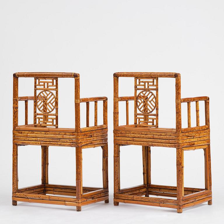 Karmstolar, ett par, fläckig bambu. Qingdynastin, 1800-tal.