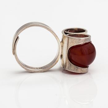 Elis Kauppi, Ring, sterlingsilver, kalcedoner. Kupittaan kulta, Åbo 1974.