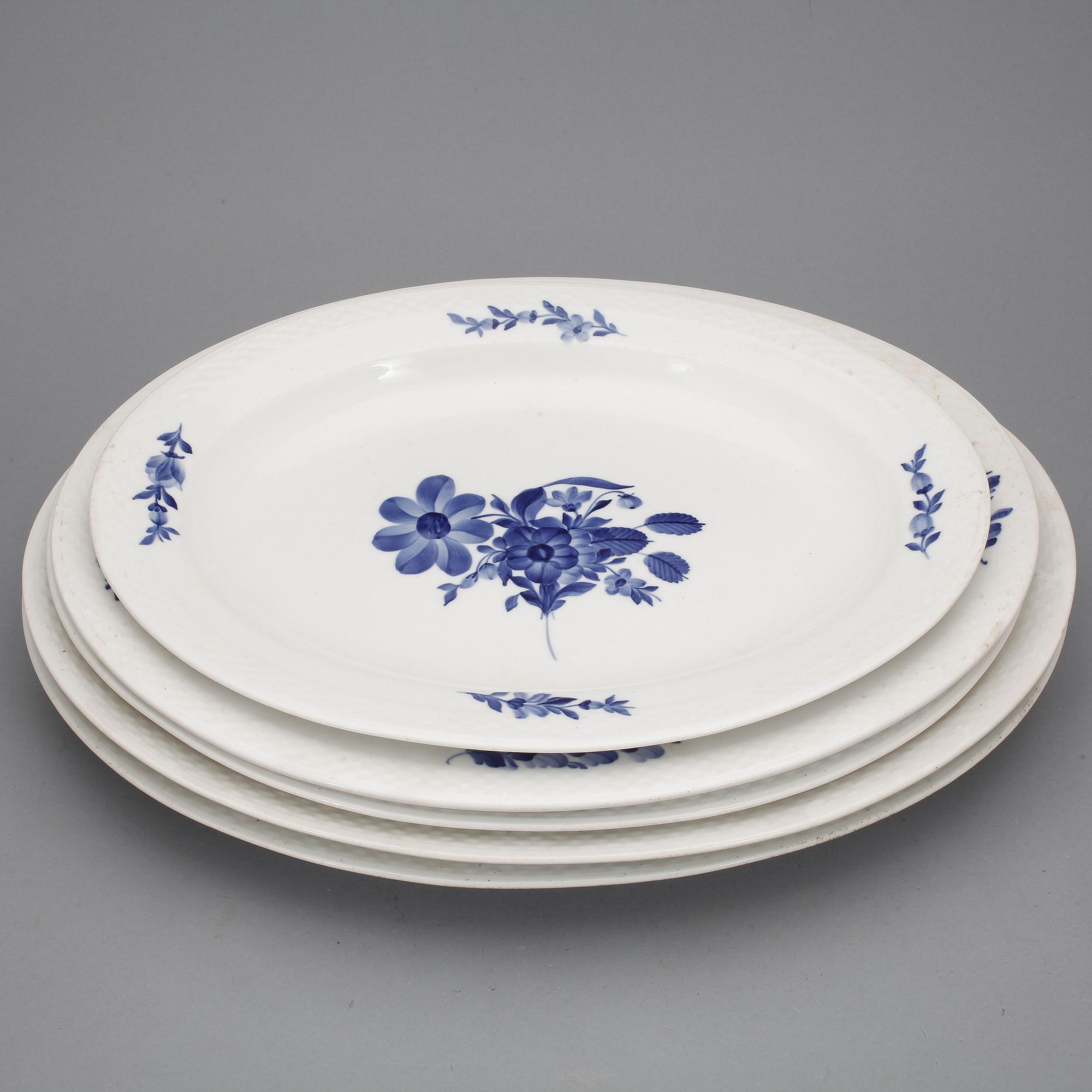 SERVISDELAR, ca160+8 delar, porslin, "Blå blomst", Royal Copenhagen, 1900-tal.