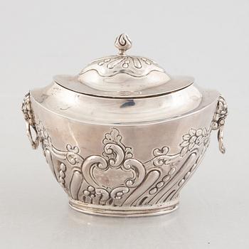 Charles Stuart Harris, sockerskål med lock, silver, London 1897.