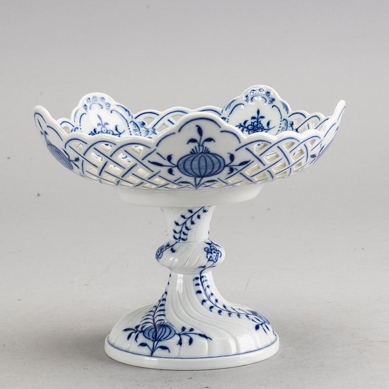 SERVISDELAR, 19 st, porslin, "Lökmönstret", Meissen, Tyskland,