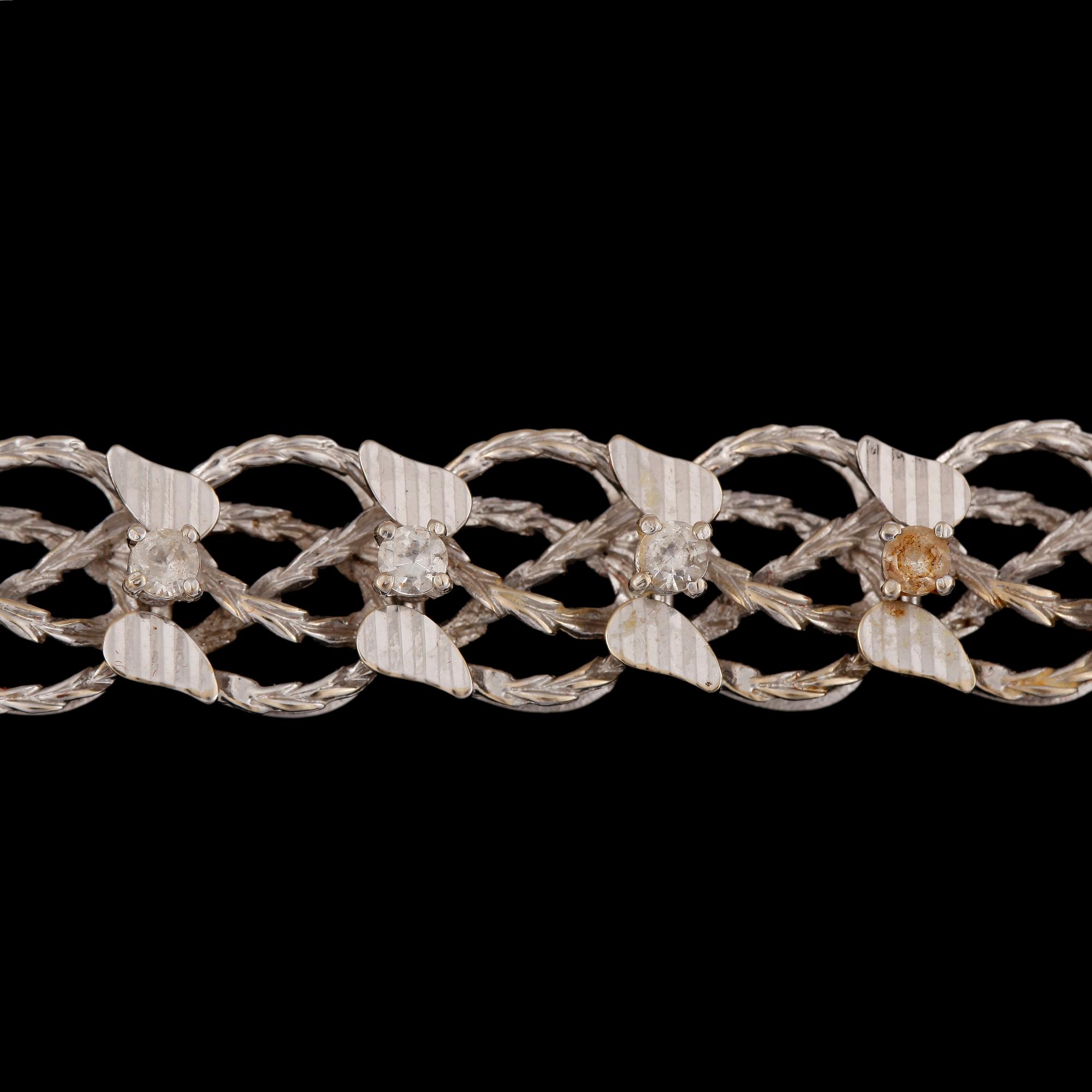 ARMBAND, 18k vitguld med 18 briljantslipade diamanter, tot ca 1,26 ct, Italien. Vikt ca 29,5 gram.