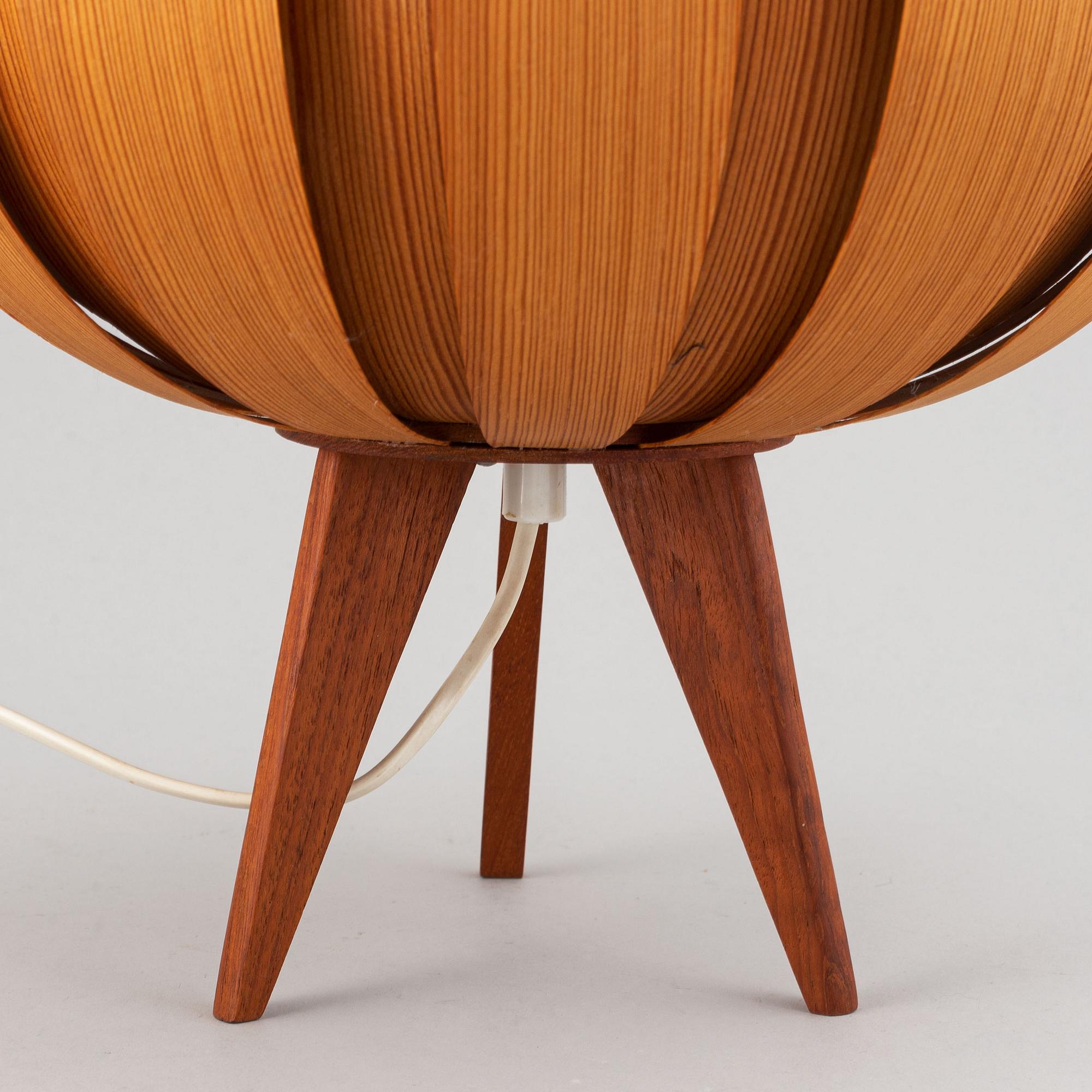 A pinewood table lamp, second half of the 20th century.