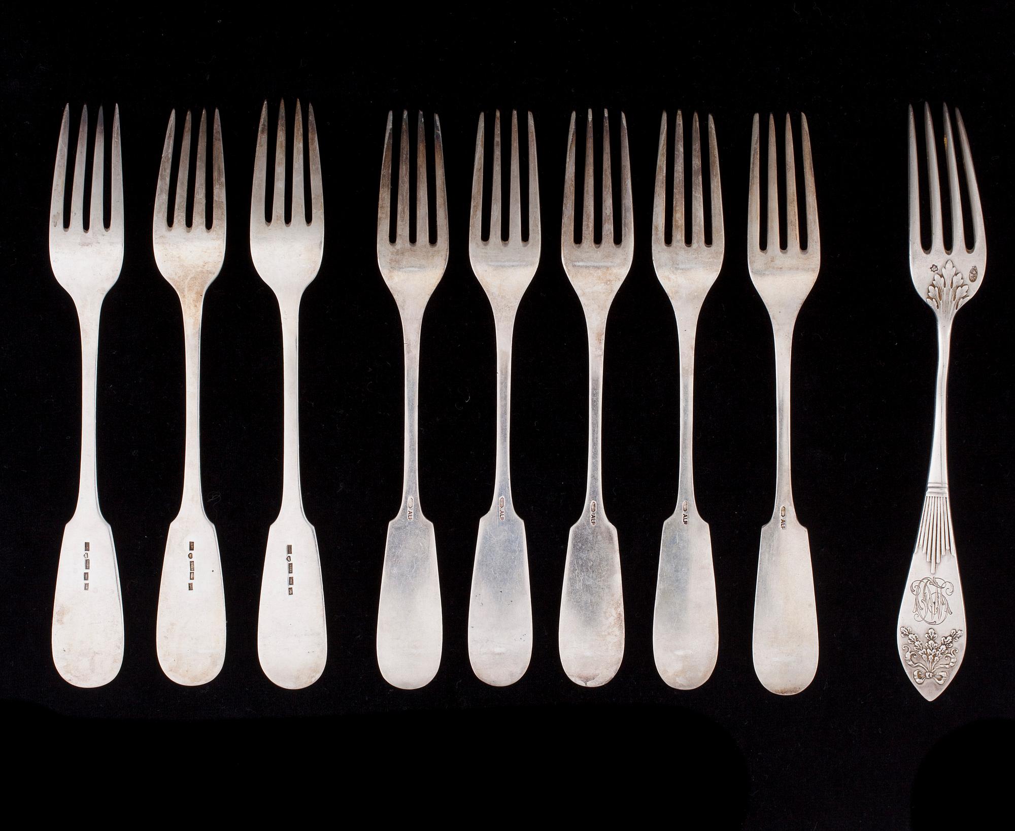 BESTICK, 35 delar, silver och nysilver, engelska, finska, ryska stämplar, 1845-1900-talets mitt. Total silvervikt 465 g.