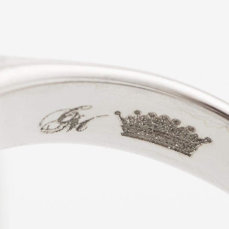 Ring, cocktail ring, 18K white gold with a large cabochon-cut green tourmaline and trapeze-cut diamonds.