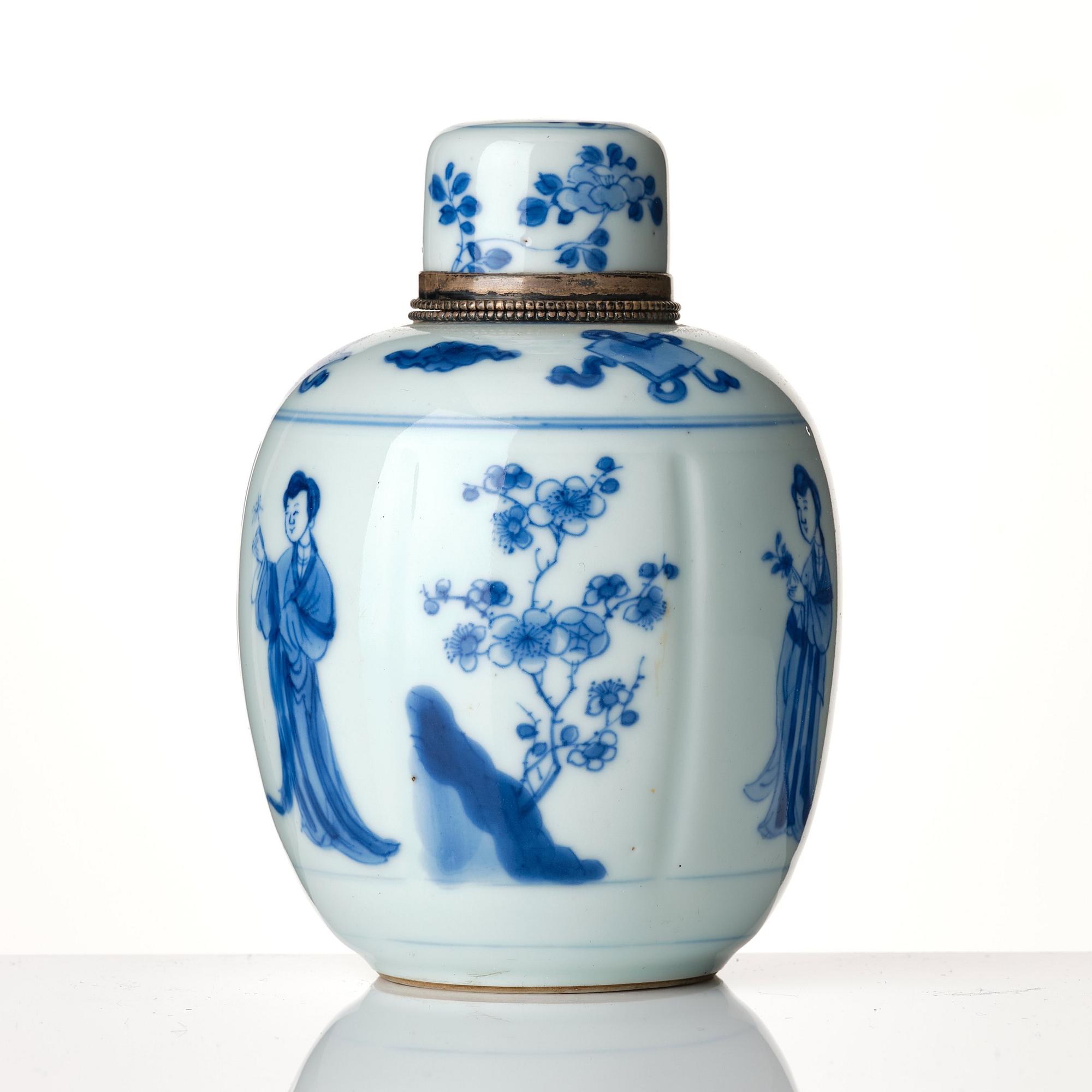 Tedosa med lock, porslin. Qingdynastin, Kangxi (1662-1722).