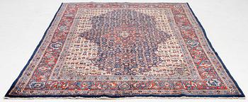 A Sarough carpet, approx. 333 x 210 cm.