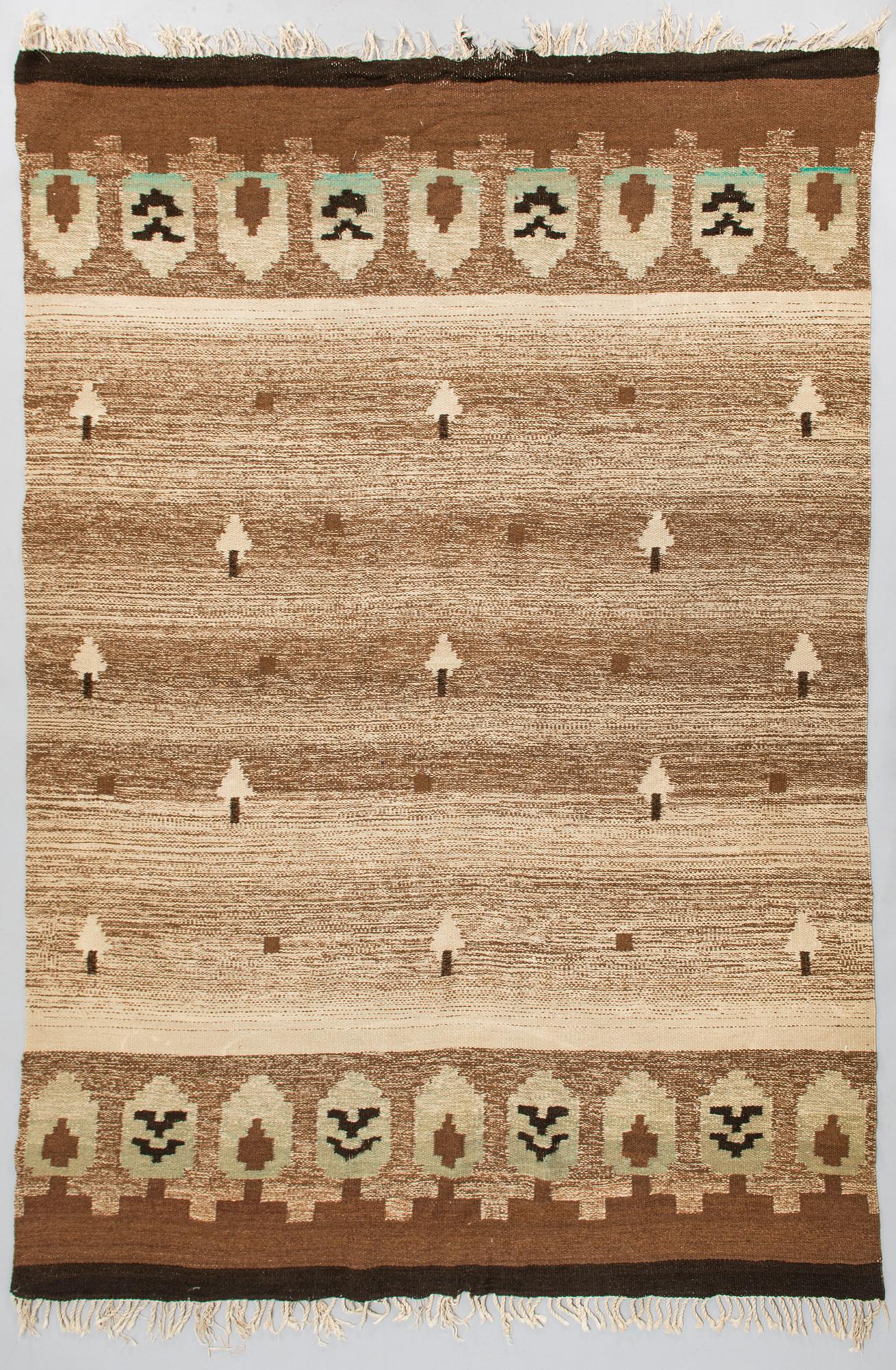 Karvalankamatto. Noin 275 x 190 cm.