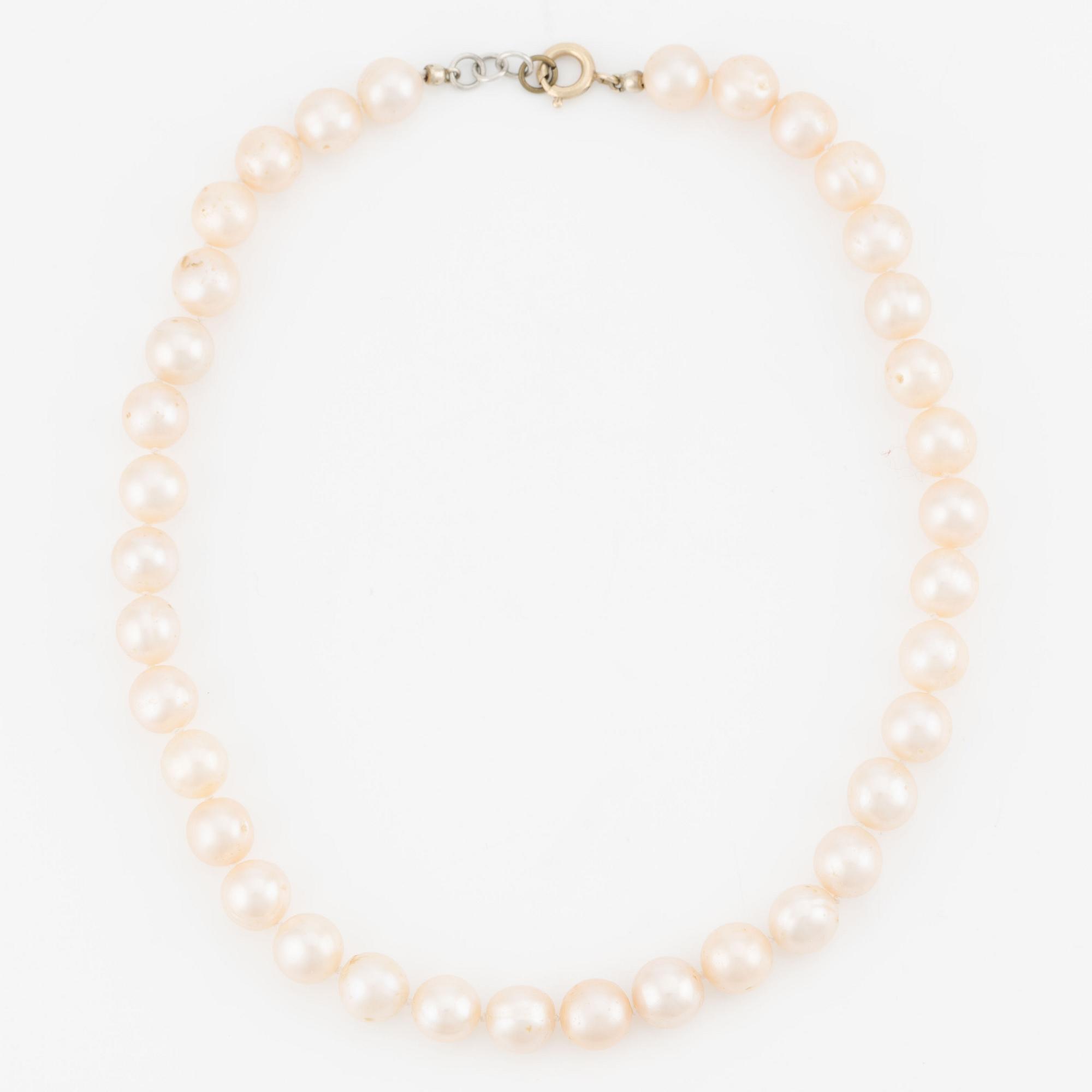 Necklace with cultured pearls.