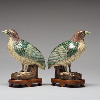 A pair of famille verte figures of quails, Qing dynasty, 19th Century.