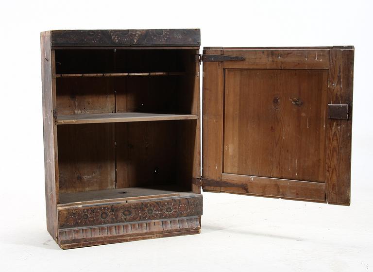 VÄGGSKÅP. Allmoge. 1800-tal.