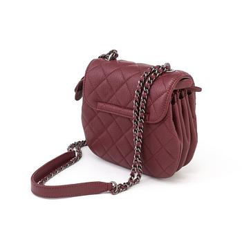 A Chanel quilted crossbody handbag with chain and leather strap.