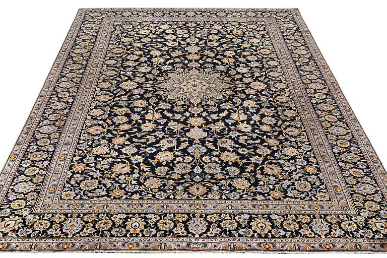 A Kashan carpet, c. 410 x 270 cm.