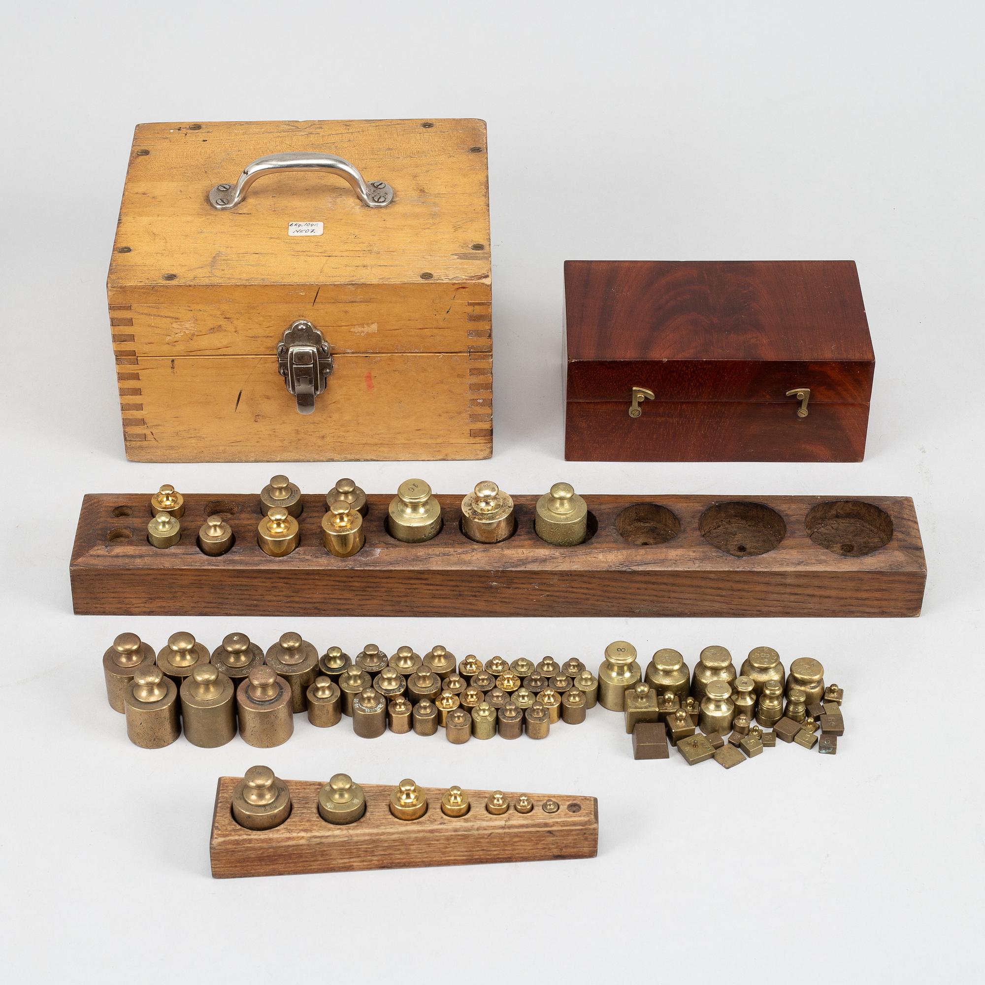 A large collection of ca 120 brass weights, 19th/20th century.