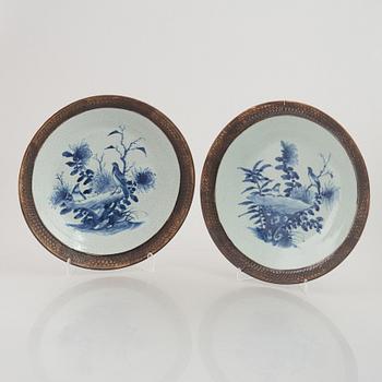 A pair of large blue and white serving dishes, late Qing dynasty/circa 1900.