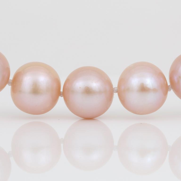 PÄRLCOLLIER, med hjärtformat försilvrat lås och odlade rosa pärlor.