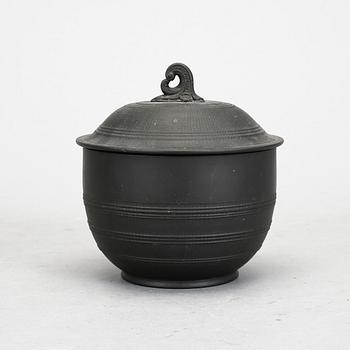 SKÅL MED LOCK, porslin, sk basaltware, sannolikt England, 1800-tal.