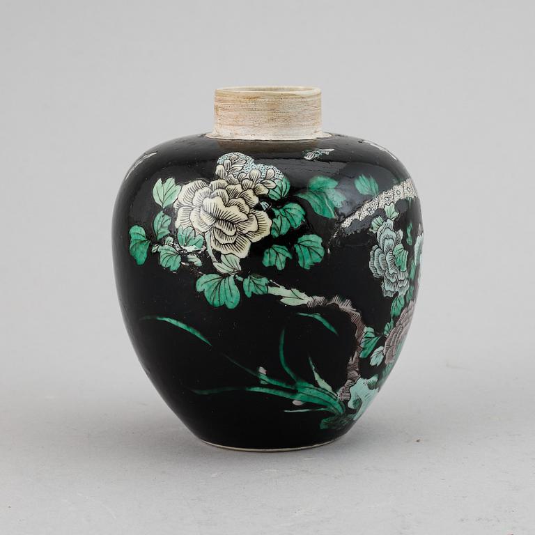 A famille noire jar, late Qing dynasty.