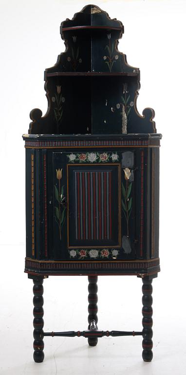 HÖRNSKÅP, allmoge, 1800-tal.