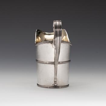 GRÄDDKANNA, silver. Nils Linneus Stockholm 1810. Invändigt förgylld. Höjd 13 cm. Vikt 185 g.