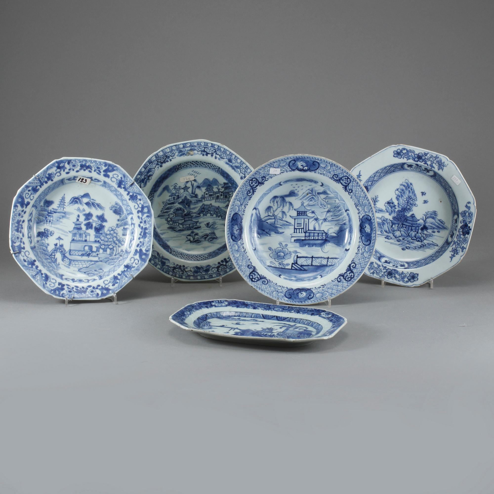 TALLRIKAR, 4 st, djupa, samt UNDERFAT, porslin, Kina, 1700-tal.